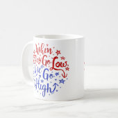 ヒラリー・クリントンの選挙それらは私達低く高く行きます行きます コーヒーマグカップ (正面左)