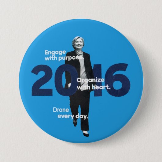 ヒラリー(毎日無人機) 缶バッジ (正面)