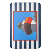 ヒルトンストライプのヘッドアイランドハーバータウンライトハウス バスマット (正面縦)