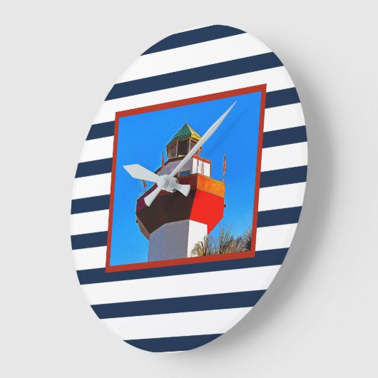 ヒルトンストライプのヘッドアイランドハーバータウンライトハウス ラージ壁時計 (傾斜)