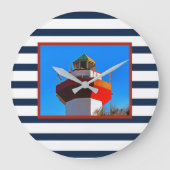 ヒルトンストライプのヘッドアイランドハーバータウンライトハウス ラージ壁時計 (正面)