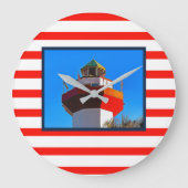 ヒルトンストライプのヘッドアイランドハーバータウンライトハウス ラージ壁時計 (正面)