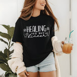 ヒーリングは線形でない悲嘆ことわざ引用文フローラ トライブレンドＴシャツ<br><div class="desc">ヒーリングは線形ではない悲しみことわざ引用文フローラ花Doodle Tシャツは、愛ハートと花の鳩でアクセントを付けた白いスクリプトタイポグラフィに文字「ヒーリングは線形ではないモダン」を備えている。Evco Studioによる設計www.zazzle.com/store/evcostudio</div>