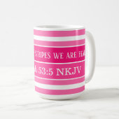 ヒーリングバイブル聖句ピンクと白のストライプのイニシャル コーヒーマグカップ (正面右)