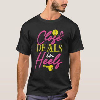 ヒールで契約をまとめる不動産屋 Tシャツ