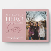 「ヒーローがいる、私たちは彼女を姉と呼ぶ」写真の思い出のプレート フォトプラーク (正面)