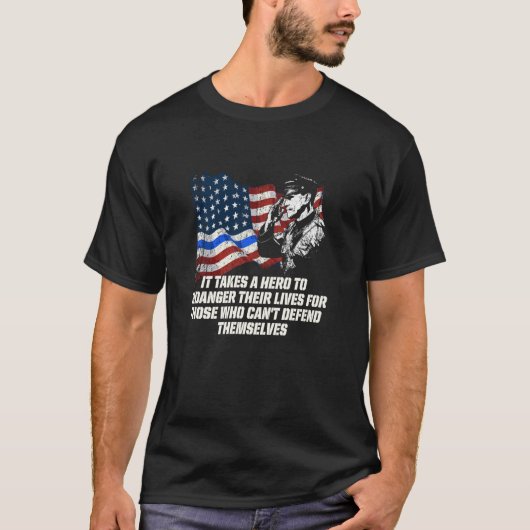 ヒーローが命を危険にさらす警察官 Tシャツ (正面)