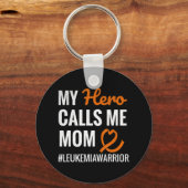 ヒーローは私をママ白血病の戦士の白血病アワーンと呼ぶ キーホルダー (正面)