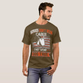 ヒーローは衣服ケープズ彼らは衣服犬タグ Tシャツ (正面フル)