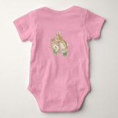 ビアトリックスポッター、キュートなブラウンバニー食べズのニンジン ベビーボディスーツ (裏面)