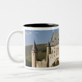 ビアンデン、ルクセンブルグ。ビアンデンシャトー15日 ツートーンマグカップ (左)