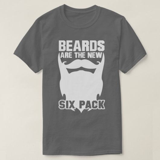 ビアード彼は新しい6パックヒゲの恋人おもしろい Tシャツ (デザイン正面)