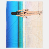 ビキニのビーチを着た女絵画の子 フリースブランケット (正面)
