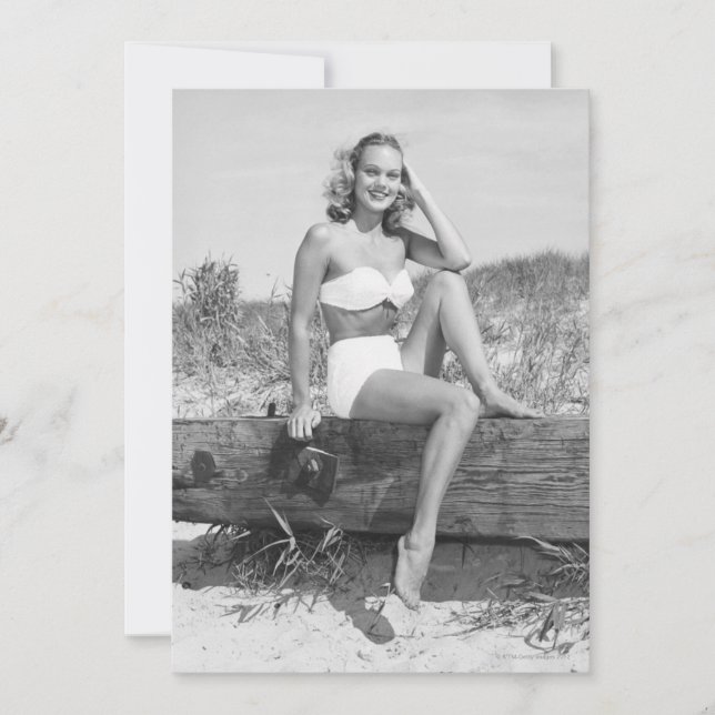 ビキニの女性 (正面)