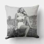 ビキニの女性 クッション (裏面)