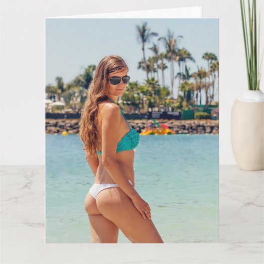 ビキニビッグ底トングガールおもしろい誕生日カード カード (正面)