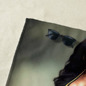 ビキニビーチタオルを着た超現実的な少女 ビーチタオル (インサイチュ)