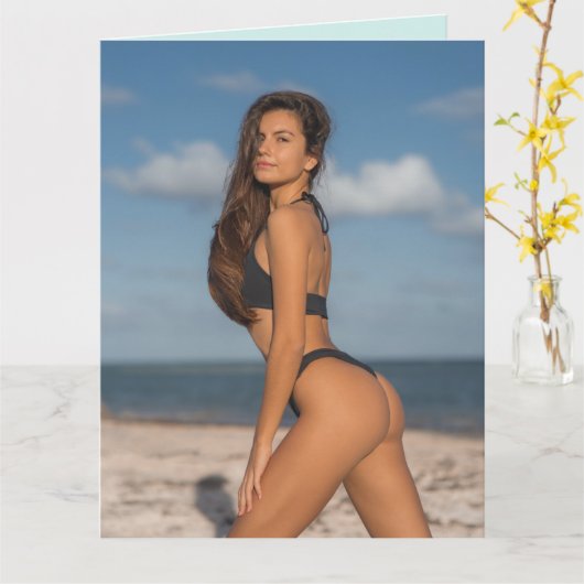 ビキニビーチ女子おもしろい誕生日グリーティングカード カード (黄色い花)