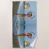ビキニモデル踊りサンダー_コーブ ビーチタオル (正面)