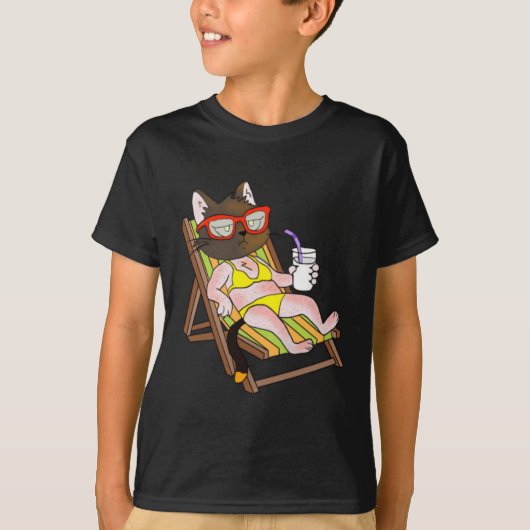ビキニ姿の猫がビーチチェアに座って飲み物を飲んでいる Tシャツ (正面)