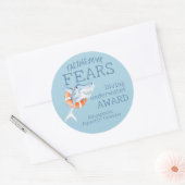 ビギナーのスイミングアワードに直面しているサメ ラウンドシール (封筒)