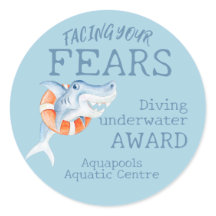 ビギナーのスイミングアワードに直面しているサメ