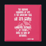 ビクター・ウゴの人生の最高の幸福 マグネット<br><div class="desc">19世紀の小説家で詩人のヴィクトル・ウゴによる愛と幸福に関する美フランスのしい引用文。人生の最高の幸福は、私たちが自分自身のために愛されているということだ。その言葉の背景には、一対のラブバードのシルエットがある。</div>