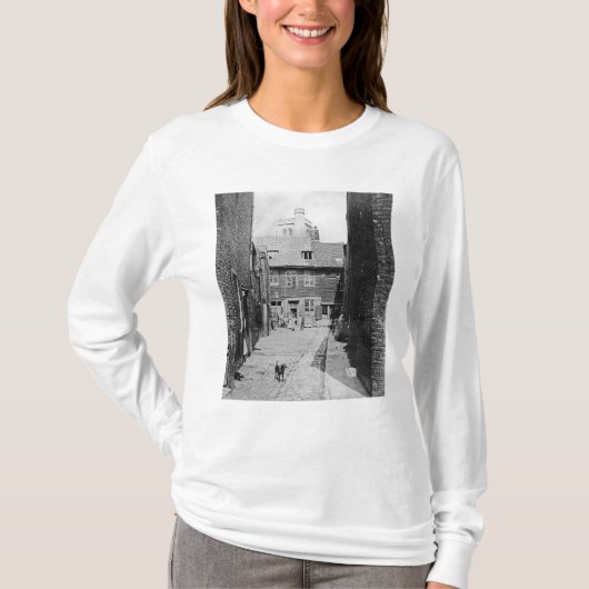 ビクトリアンなロンドンの通り場面 Tシャツ (正面)