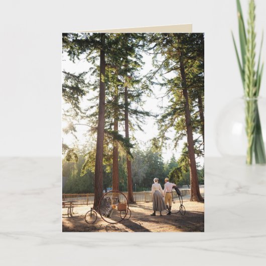 ビクトリアンな周期が付いている日光のカップルの歩く カード (正面)