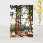 ビクトリアンな周期が付いている日光のカップルの歩く カード (黄色い花)