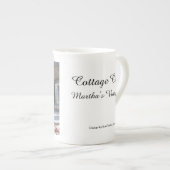 ビクトリアンコテージイン雪 – マーサのブドウ畑 ボーンチャイナマグカップ (正面右)