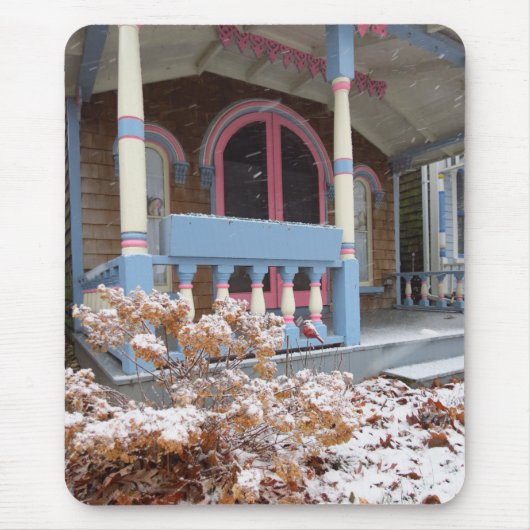 ビクトリアンコテージイン雪 – マーサのブドウ畑 マウスパッド (正面)