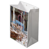 ビクトリアンコテージイン雪 – マーサのブドウ畑 ミディアムペーパーバッグ (正面アングル)