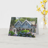 ビクトリアンコテージイン青 – マーサのブドウ畑 カード (黄色い花)