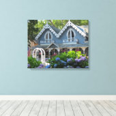 ビクトリアンコテージイン青 – マーサのブドウ畑 キャンバスプリント (インサイチュ (ウッドフロア))