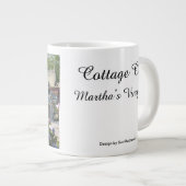 ビクトリアンコテージイン青 – マーサのブドウ畑 ジャンボコーヒーマグカップ (正面右)