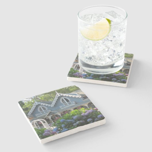 ビクトリアンコテージイン青 – マーサのブドウ畑 ストーンコースター (横)