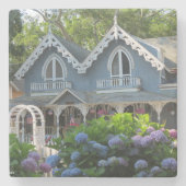 ビクトリアンコテージイン青 – マーサのブドウ畑 ストーンコースター (正面)