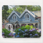 ビクトリアンコテージイン青 – マーサのブドウ畑 マウスパッド (正面)