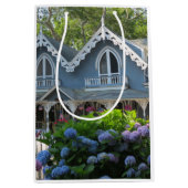 ビクトリアンコテージイン青 – マーサのブドウ畑 ミディアムペーパーバッグ (正面)