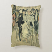 ビクトリアンスタイルの結婚式の花嫁と新郎　新婚夫婦のタンデム自転車 アクセントクッション (裏面(縦))