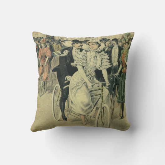 ビクトリアンスタイルの結婚式の花嫁と新郎　新婚夫婦の自転車 クッション (裏面)