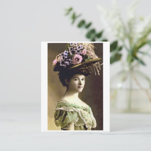 ビクトリアン時代の大きな帽子の女性 ポストカード (スタンド正面)