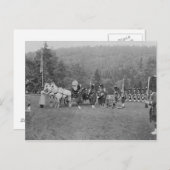 ビクトリア女王がカラーを提示 ポストカード (正面/裏面)