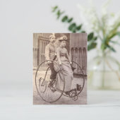 ビクトリア時代のタンデム自転車に乗るカップル ポストカード (スタンド正面)
