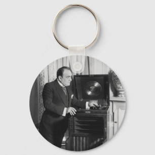 ビクトローラのブランドのレコードプレーヤーを持つエンリコ・カルーソー キーホルダー