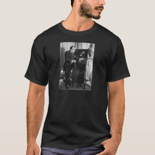 ビクトローラのブランドのレコードプレーヤーを持つエンリコ・カルーソ Tシャツ