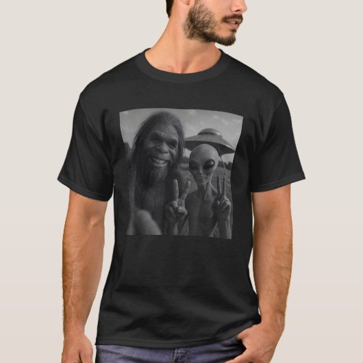 ビグおもしろいフットエイリアン Tシャツ (正面)