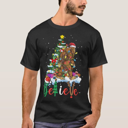ビグフットおもしろいクリスマスツリーライトクリスマスサスカッチ Tシャツ (正面)