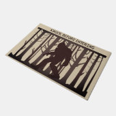 ビグフットおもしろいサスカッチシルエットノック前 ドアマット (アングル)